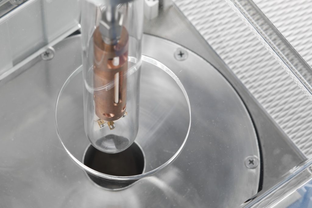 HCS L36, анализ эффекта Холла, измерение подвижности носителей, удельное сопротивление, концентрация носителей заряда, коэффициент Зеебека, полупроводники, Linseis, термоэлектрические материалы, Hall-effect characterization